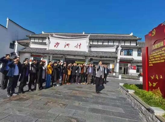 面对鲜红的党旗