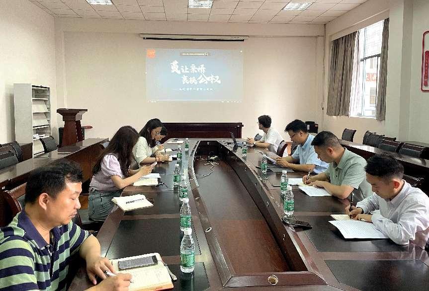 对《用贯穿党的创新理论的立场观点方法